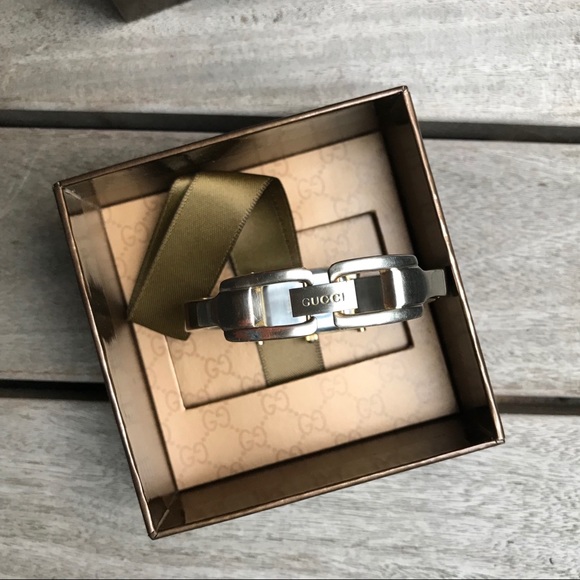 GUCCI Vintage 1302472 1500L Quartz Analog Watch - Picture 4 of 9